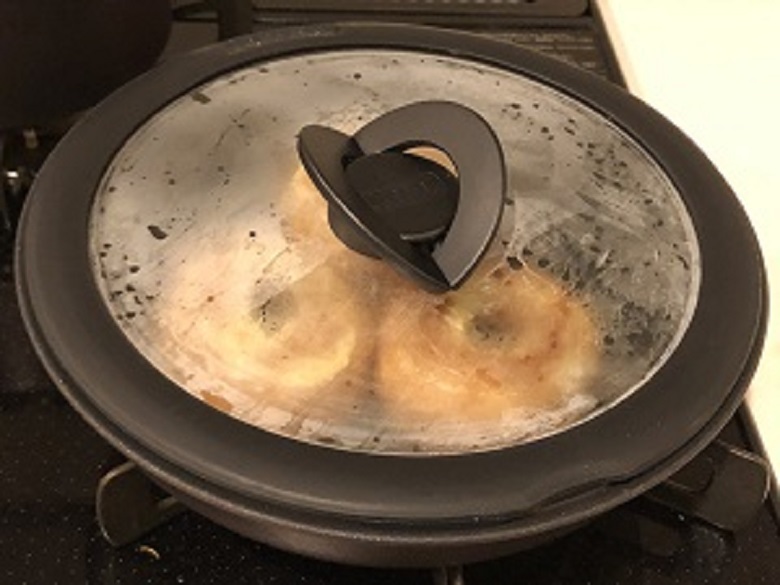 ふたをしてドーナツをじっくり焼く