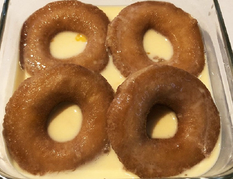 卵液に浸したドーナツ