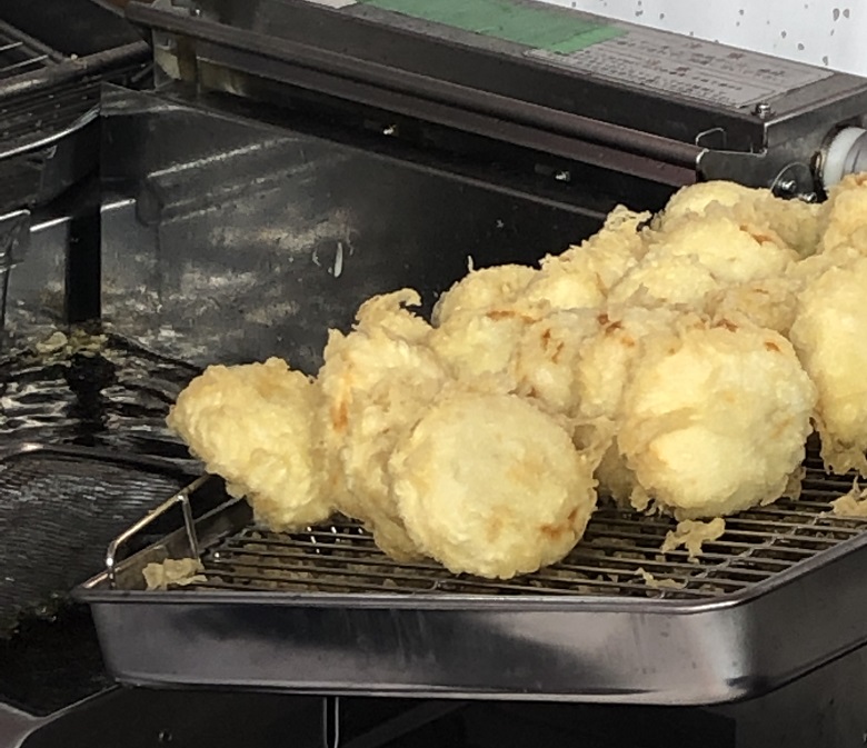 揚げゆばまんじゅう 揚げている様子