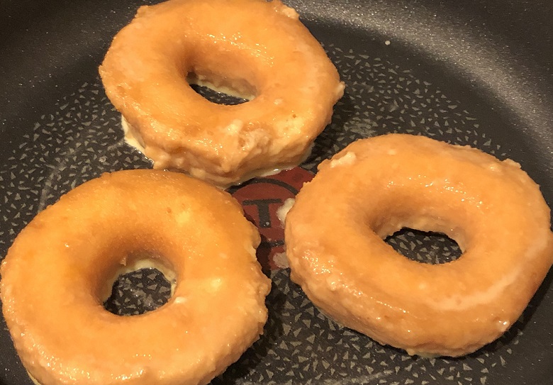 卵液に浸したドーナツを焼く